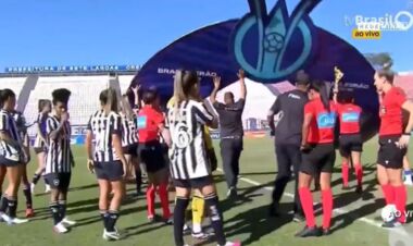 ВИДЕО. Арка пришибла арбитров и футболисток прямо во время гимна
