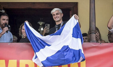 ФОТО. Педри встретили как героя на родине после триумфа на ЧМ