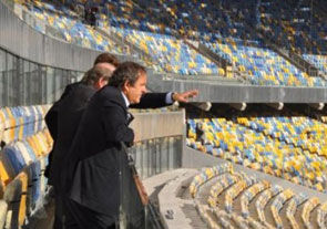 Платини похвалил стадионы Украины и Польши