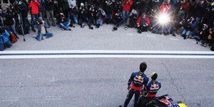 Red Bull и Lotus начнут тесты с новыми болидами 