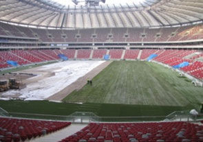 На варшавском стадионе стелят газон + ФОТО