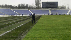 Таврия взялась за восстановление газона своего стадиона