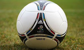 На каждый евроматч выделено по 20 мячей Танго 2012