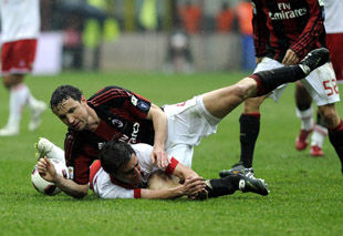 Милан спасает ничью с Бари