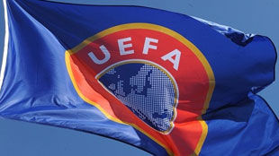В УЕФА открыли дела на представителей Реала и Барселоны