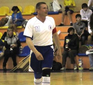 Сергей Бубка играет в футзал