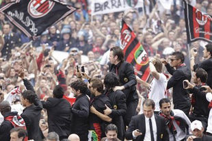 Милан: утром праздник Скудетто, вечером победа над Кальяри