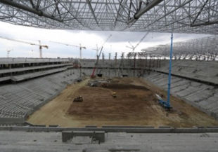 На львовском стадионе монтируют крышу