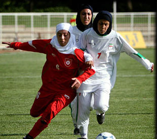 Иранским футболисткам помахали платочками