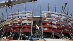 Стадион в Варшаве откроют только в октябре