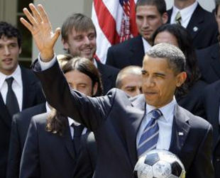 Обама сыграл в футбол +ВИДЕО