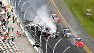 Жуткое столкновение в автогонках NASCAR + ВИДЕО