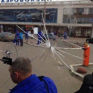 Автобус с игроками Динамо в Одессе забросали камнями + ФОТО