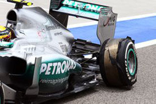 Pirelli расследует прокол колеса на болиде Хэмилтона