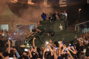 Фанаты Аталанты проехались по улицам города на танке + ФОТО