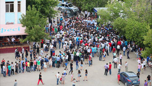 В Актобе у касс собралось около 30 тысяч человек