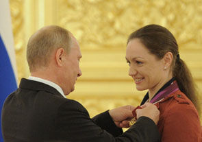 Владимир Путин наградил золотых медалистов в Кремле
