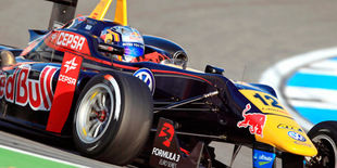 Карлос Сайнс младший двигается в направлении Формулы-1