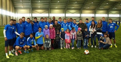 Игроки Днепра встретились с детьми крымских военнослужащих