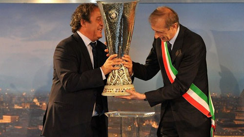 Платини передал Турину трофей Лиги Европы