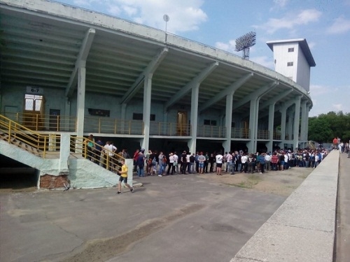 Болельщики штурмуют кассы стадиона в Полтаве