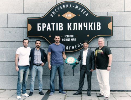 Братья Кличко передали в музей свои чемпионские пояса