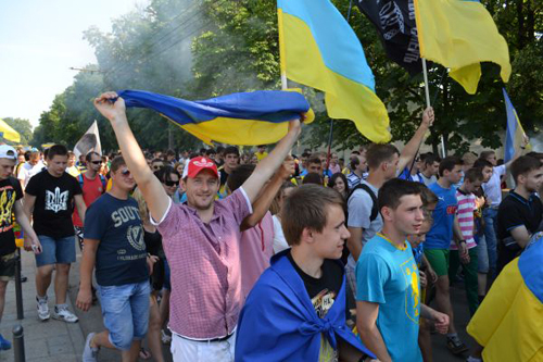 В Черкассах прошел марш фанатов в поддержку Украины