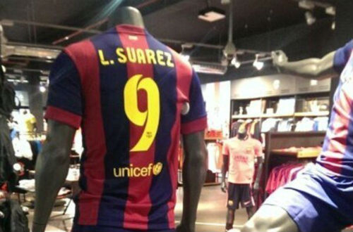Футболки Барселоны с фамилией Суарес уже в продаже в Испании