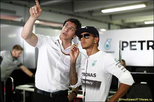 В Mercedes AMG провели беседы с обоими гонщиками