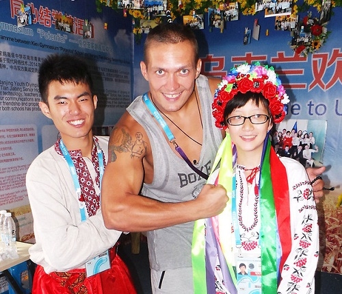 Александр Усик научил китайцев танцевать гопак