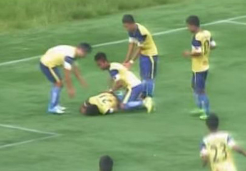 Индийский футболист получил смертельную травму, празднуя гол