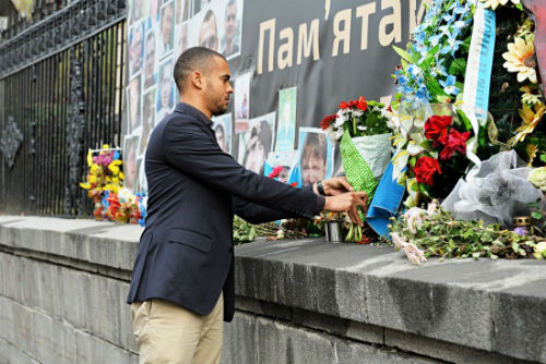 Легия возложила цветы к мемориалу погибшим на Майдане