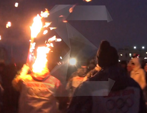 Эстафета Олимпийского огня: на факелоносце загорелась шапка!