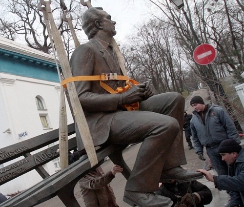 Памятник Лобановскому переезжает на улицу Грушевского