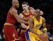 НБА. Кливленд на выезде переигрывает Лейкерс