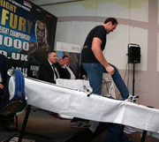 Тайсон Фьюри нокаутировал стол