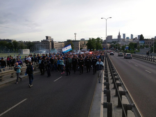 Фаны Днепра маршем прошлись к стадиону Народовый