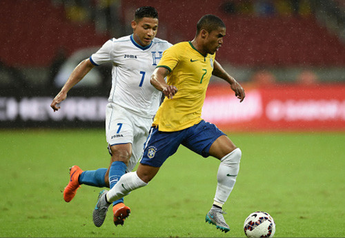 Дуглас Коста и Фред помогли Бразилии обыграть Гондурас
