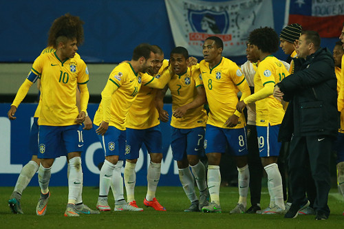 Дуглас Коста приносит Бразилии победу в матче с Перу