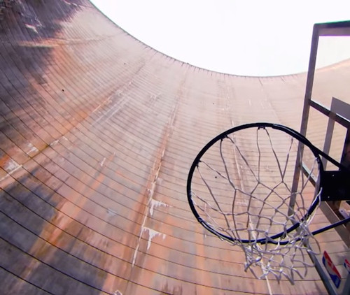 Баскетболист отправил мяч в кольцо с высоты 126,5 метров