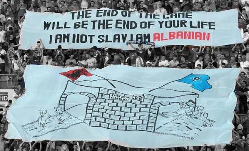 Албанцы угрожали полякам националистическим баннером