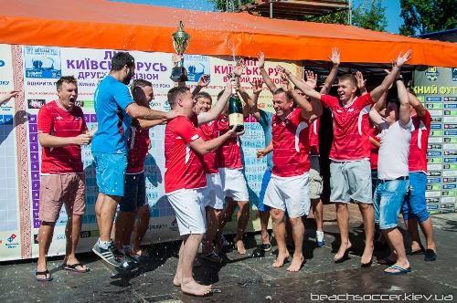 Пляжный футбол Киева:у 1+1 Медиа золото Второго дивизиона!