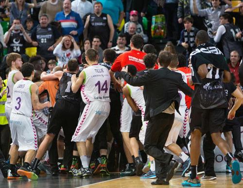Испанские баскетболисты устроили массовую драку