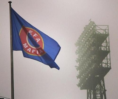 Фанаты Фейеноорда подменили флаг УЕФА на своем стадионе