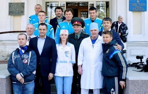 Игроки сборной Украины навестили раненых украинских бойцов