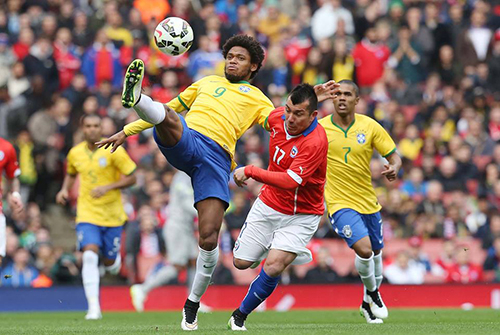 Адриано и Коста помогли Бразилии обыграть Чили