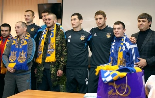 Игроки сборной проведали раненых украинских бойцов во Львове