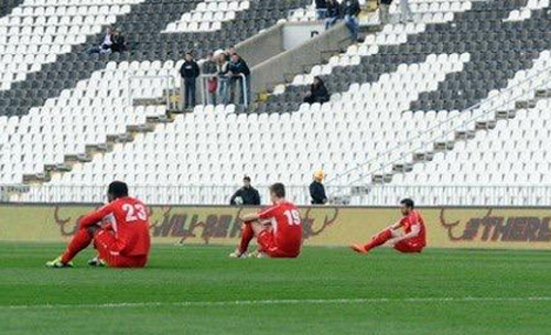 Игроки Радничков провели сидячий протест в игре с Партизаном