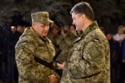 Порошенко и Павелко вручили воинам ордера на квартиры