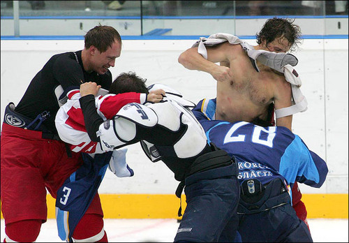 Российские хоккеисты избили тренера своей команды